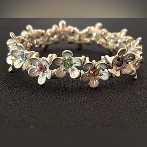 White flower bracelet with multicolored gemstones